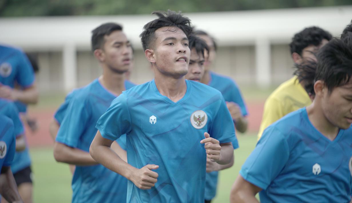 Pemain Timnas Indonesia U-19 saat mengikuti sesi latihan perdana di Stadion Madya, Jakarta, Jumat (7/8/2020) sore WIB. Sebanyak 24 pemain Timnas Indonesia jalani latihan perdana dengan mengikuti protokol kesehatan. (dok.PSSI)