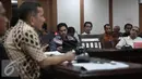 Bupati Tangerang, Ahmed Zaki Iskandar (kanan) menghadiri panggilan Ombudsman Republik Indonesia (ORI) di Jakarta, Jumat (20/5). Pemanggilan tersebut terkait dengan upaya penggusuran paksa Kampung Nelayan Dadap, Banten. (Liputan6.com/Faizal Fanani)