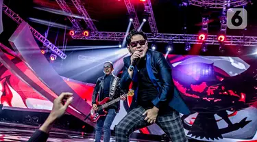 Richie Setiawan bersama grup band Five Minutes saat tampil di atas panggung Konser Luar Biasa  Indonesian Soccer Awards 2019 di Studio 6 Indosiar, Jakarta, Jumat (10/1/2020). Grup band Five Minutes mengejutkan penggemar dengan mendepak sang vokalis, Richie Setiawan setelah 15 tahun berkarier bersama. (Liputan6.com/Faizal Fanani)