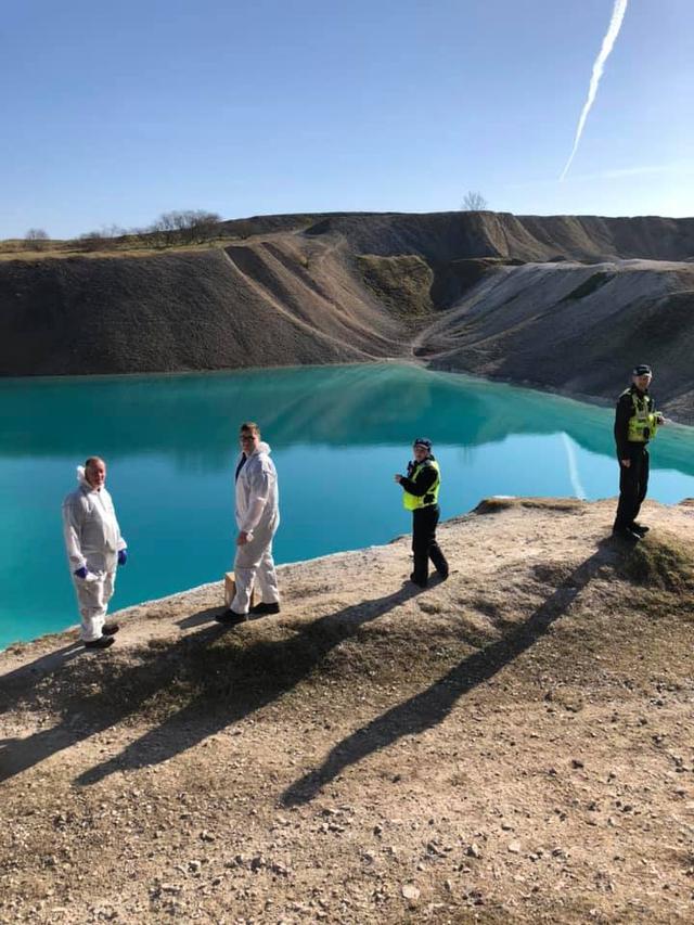 Situs air atau yang terkenal sebagai "Blue Lagoon" di Harpur Hill, Buxton, Derbyshire, Inggris, diberikan cairan hitam untuk menghalangi pengunjung datang ditengah situasi pandemi Virus Corona COVID-19. (Photo credit: Facebook.com/Buxton Police SNT)