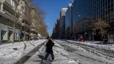 Seorang perempuan berjalan melewati salju di Madrid, Spanyol, Senin (11/1/2021). Ibu kota Spanyol itu berusaha bangkit kembali setelah menghadapi badai salju terburuk dalam 50 tahun terakhir yang melumpuhkan sebagian besar wilayah Spanyol tengah selama akhir pekan. (AP Photo/Manu Fernandez)