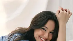 Ketika jalani pemotretan, pesona Yasmin Napper dengan lesung pipi andalannya ini membuatnya makin terlihat cantik. Makeup natural yang sangat cocok dengan tone kulitnya tentunya mendukung pesonanya agar semakin terpancar. Bahkan kolom komentar unggahan Yasmin Napper pun ramai memuji pesonanya. (Liputan6/IG/@yasminnapper)