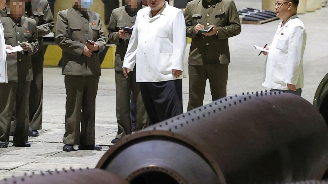 Terkadang wajah serius Kim Jong-un terlihat saat mengunjungi salah satu tempat produksi rudal balistik di pabrik amunisi utama yang lokasinya dirahasiakan itu.
