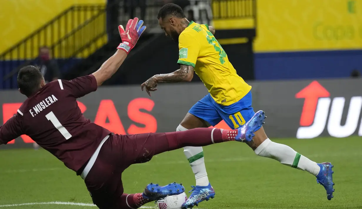 Brasil langsung menyerang Uruguay di awal laga dan mampu unggul 1-0 pada menit ke-10. Neymar berhasil memanfaatkan umpan lambung Fred dengan penyelesaian dingin yang mengecoh penjaga gawang Fernando Muslera. (AP/Andre Penner)