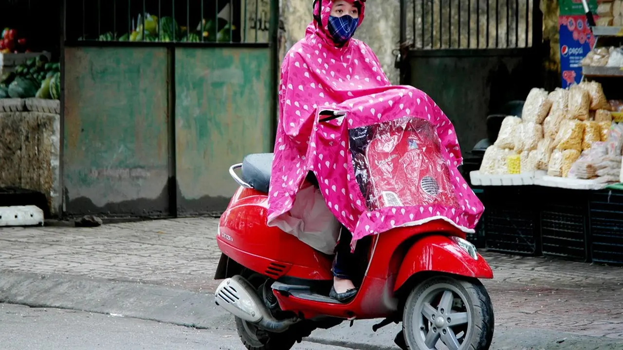 Cara Merawat Jas Hujan Agar Awet dan Nyaman Dipakai