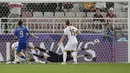 Pemain Thailand, Supachai Chaided, mencetak gol ke gawang Kirgizstan pada laga Piala Asia di Abdullah bin Khalifa Stadium, Doha, Selasa (16/1/2024). (AP Photo/Thanassis Stavrakis)
