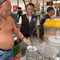 Meracik Kopi Bertelanjang Dada, Tradisi Ikonik Kopi Asiang Sejak 1958