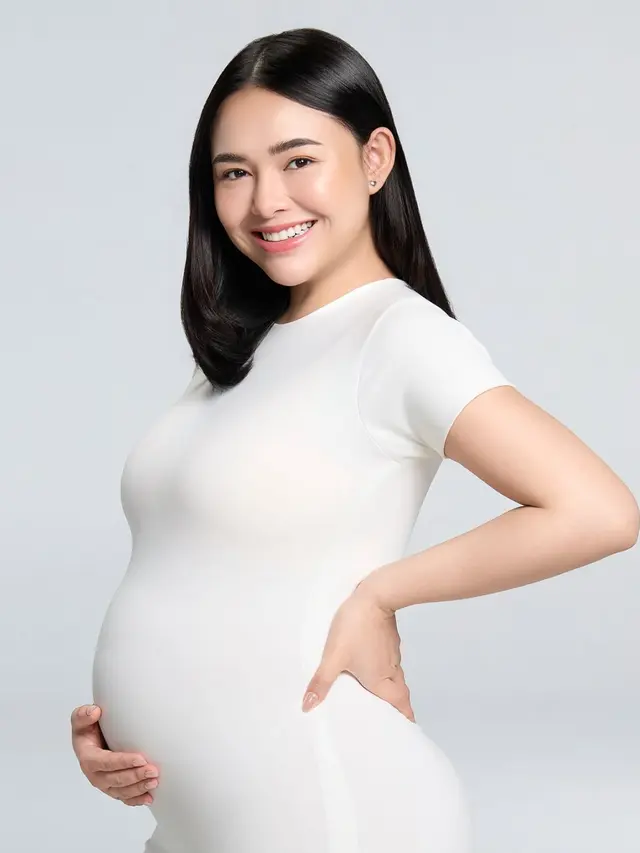 Amanda Manopo mengenakan dress putih saat hamil. [@aldosinarta]