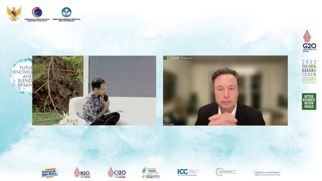 Elon Musk (kanan) bersama Mendikbudristekdikti Nadiem Makarim dalam dialog Intergenerational Dialogue for Our Emerging Future di Bali, Senin (14/11/2022) (YouTube Kampus Merdeka)