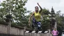 Atlet atletik Indonesia, Maria Londa, melakukan lompatan saat latihan jelang SEA Games 2017 di Lapangan umum Mengwi, Bali, Minggu (10/7/2017). (Bola.com/Vitalis Yogi Trisna)