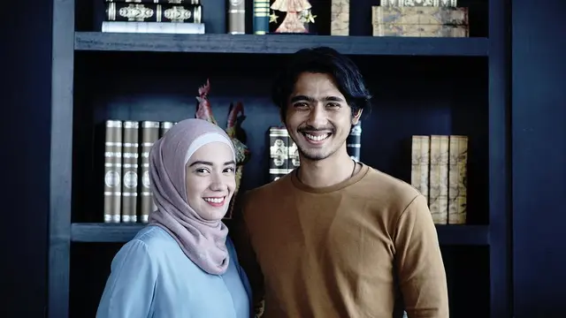 Sering Dikira Single, Ini 6 Potret Manis Arya Saloka dan Sang Istri