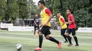 Striker Bali United, I Nyoman Sukarja, menggiring bola saat latihan di Lapangan Pertamina, Simprug, Jakarta, Rabu (6/4/2016). Latihan ini merupakan persiapan jelang Trofeo Persija, Sabtu (9/4/2016) nanti. (Bola.com/Vitalis Yogi Trisna)