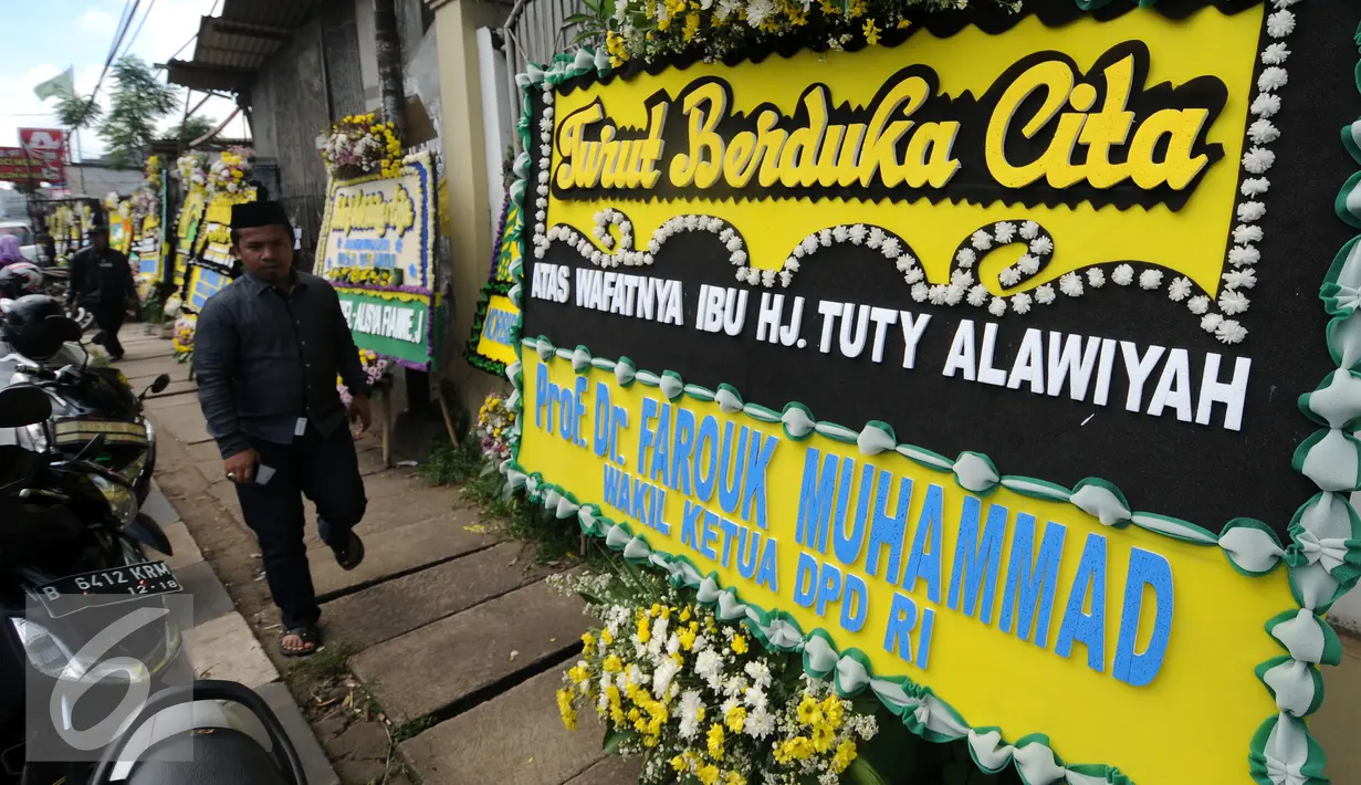 Karangan bunga duka cita dari wakil Ketua DPD RI Farouk Muhammad terpajang di samping rumah duka mantan Menteri Pemberdayaan Perempuan Tuty Alawiyah di Bekasi, Rabu (4/5/2016). TutyAlawiyah wafat di usia 74 tahun. (Liputan6.com/Helmi Fithriansyah)