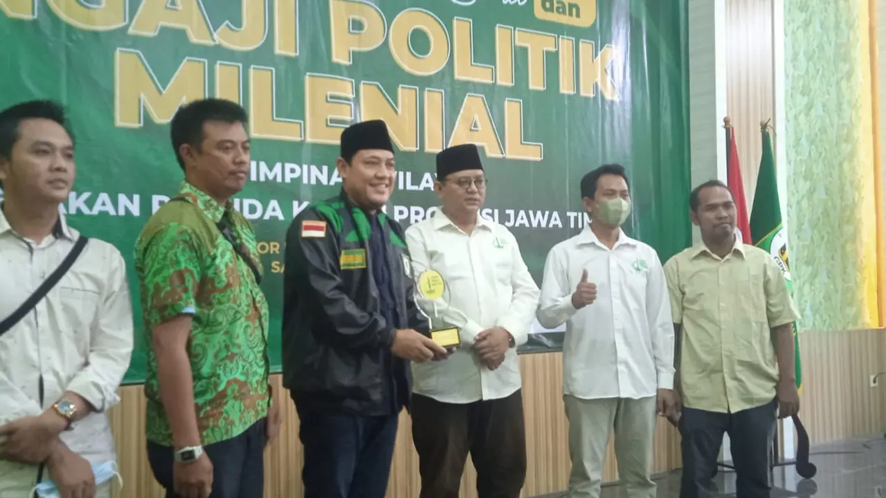 Gus Edo, Ketua GPK Jatim saat menerima apresiasi dari Forkom Jurnalis Nahdliyin. (Istimewa).