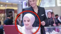Andrew White Jadi Sorotan Saat Memakaikan Kalung Kepada Perempuan Cantik Berhijab