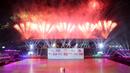 Pesta kembang api menambah kemeriahan acara pembukaan pembukaan SEA Games 2021 Vietnam. (Bola.com/Ikhwan Yanuar)
