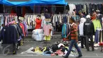 Pedagang menjajakan pakaian bekas di kawasan Pasar Senen, Jakarta, Senin (23/1). Pascakebakaran beberapa hari lalu, para pedagang terpaksa berjualan di luar gedung, meskipun menutup jalan dan mengganggu arus lalu lintas. (Liputan6.com/Immanuel Antonius)