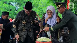 Keluarga dan kerabat melakukan tabur bunga di makam Mantan Menteri Urusan Peranan Wanita, Siti Aminah Sugandhi atau lebih dikenal Mien Sugandhi di TMPN Kalibata, Jakarta, Senin (6/1/2020). Mien menjabat sebagai MUPW pada era Presiden Soeharto, 1993 hingga 1998. (merdeka.com/magang/ Muhammad Fayyadh)