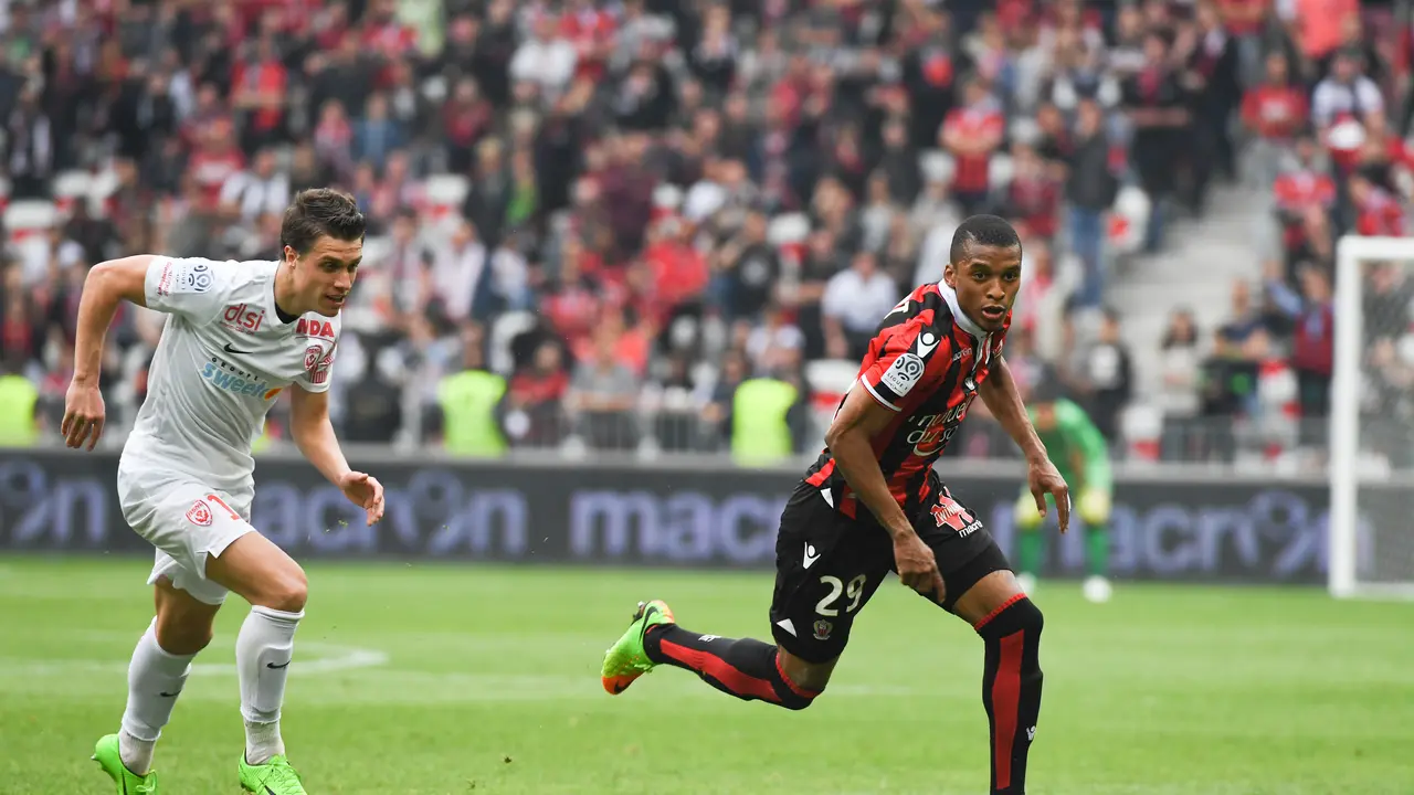 Dalbert Henrique (kanan) ingin menjadi pemain Brasil yang sukses bersama Inter Milan. (AFP/Yann Coatsaliou)