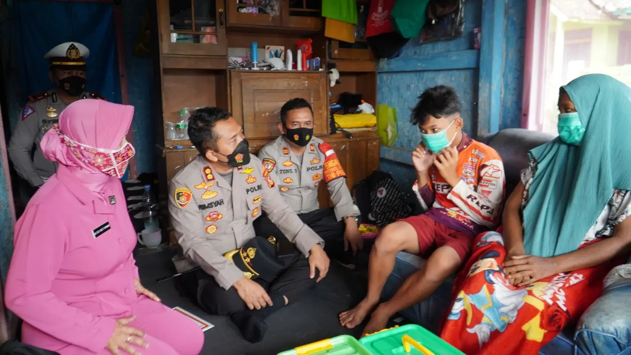 Kapolres Tasikmalaya AKBP Rimsyahtono bersama istrinya mendatangi rumah reyot milik Pajar, remaja tangguh yang mengurusi ibunya yang sedang sakit jantung seorang diri.