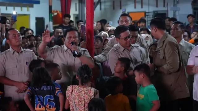 Prabowo dan warga Tapsel di Pengungsian