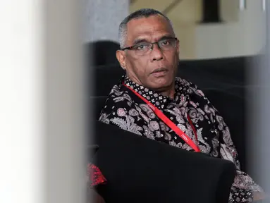 Rektor IAIN Ambon, Hasbullah Toisuta berada di ruang tunggu untuk menjalani pemeriksaan di Gedung KPK, Jakarta, Jumat (15/11/2019). Hasbollah Toisuta diperiksa dalam penyidikan kasus sengketa lahan pembangunan Kampus. (merdeka.com/Dwi Narwoko)