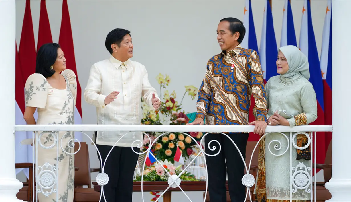 Presiden Indonesia Joko Widodo atau Jokowi (kedua kanan) dan istrinya Iriana (kanan) berbincang dengan Presiden Filipina Ferdinand Marcos Jr (kedua kiri) dan istrinya Madame Louise Araneta Marcos (kiri) saat pertemuan di Istana Kepresidenan Bogor, Bogor, Jawa Barat, Senin (5/9/2022). Ferdinand Marcos Jr resmi menjabat sebagai Presiden Filipina sejak 30 Juni 2022. (AP Photo/Achmad Ibrahim, Pool)