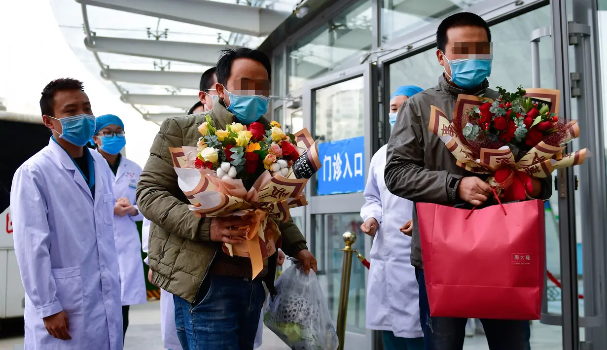 Dua pasien yang telah sembuh dari pneumonia akibat coronavirus baru (novel coronavirus pneumonia/NCP) meninggalkan Rumah Sakit Umum Rakyat Keempat Provinsi Qinghai di Xining, Provinsi Qinghai, China (21/2/2020). Dua pasien dipulangkan pada Jumat (21/2). (Xinhua/Zhang Long)