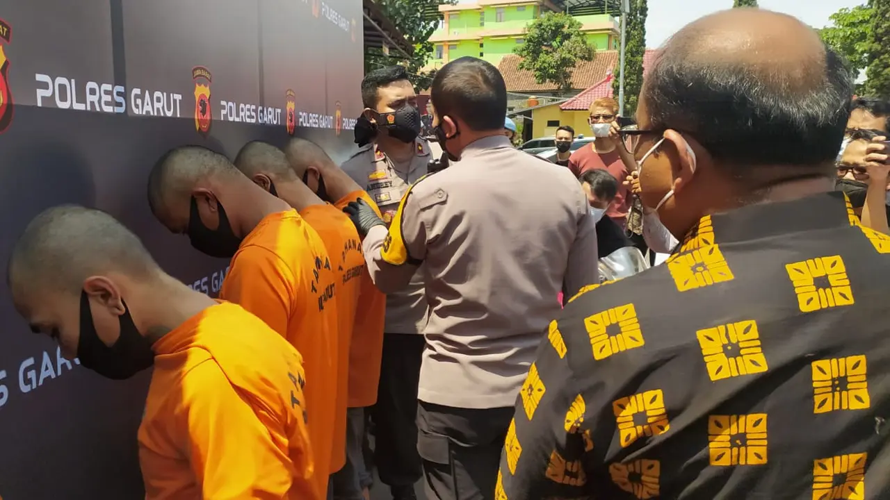 Kapolres Garut AKBP Wirdhanto Hadicaksono tengah memeriksa para pelaku pertikaian geng motor di Leuwigoong, Garut, saat rilis kasus di Mapolres Garut.
