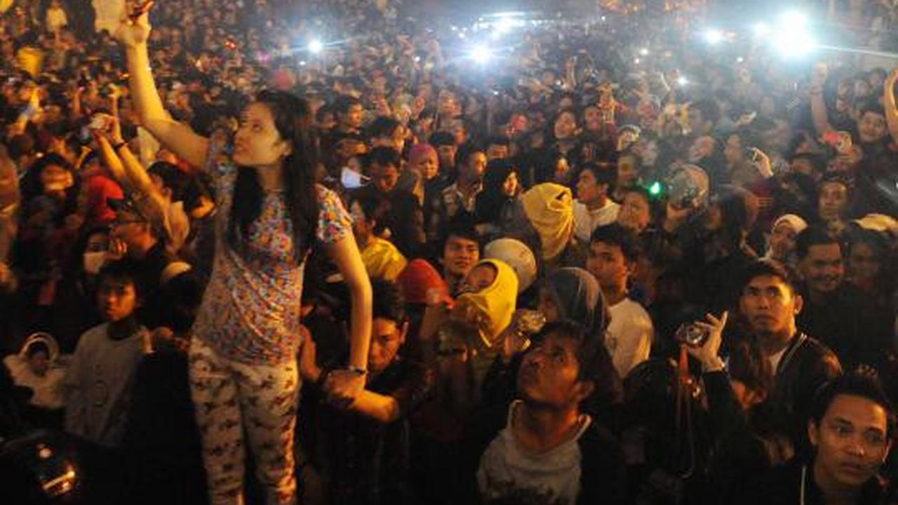 Pesta kembang api sambut tahun baru 2013 di Bundaran HI
