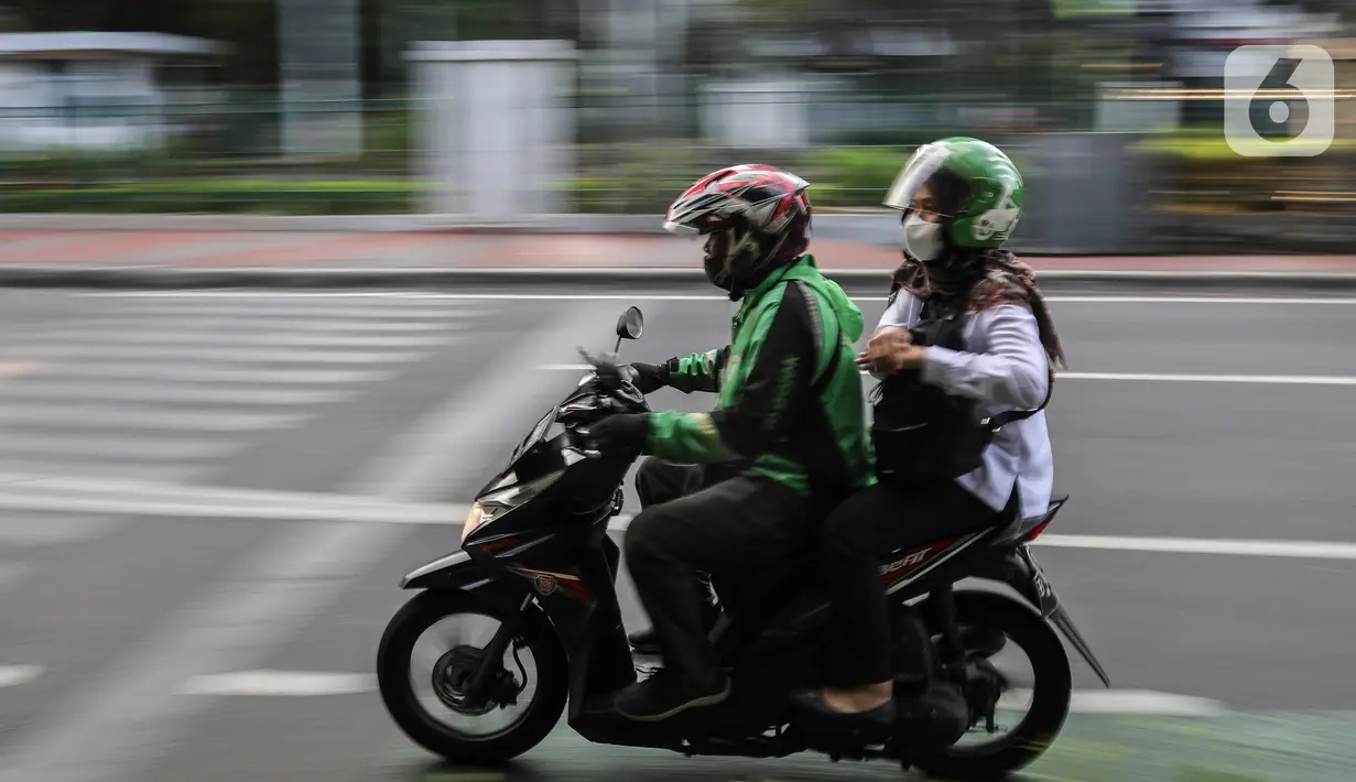 Pengemudi ojek online mengangkut penumpang di depan Stasiun Palmerah, Jakarta, Selasa (6/9/2022). Kementerian Perhubungan (Kemenhub) memastikan segera menerbitkan regulasi kenaikan tarif ojek online (ojol). Hal itu menyusul kenaikan harga bahan bakar minyak (BBM) yang membuat beban operasional transportasi semakin besar. (Liputan6.com/Johan Tallo)