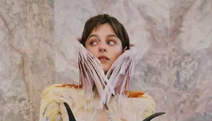 Emma Corrin Tampil bak Burung Eksotis di Schiaparelli Couture 2026