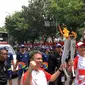 Managing Director Grab Indonesia, Ridzki Kramadibrata, dan Daniel Mananta berperan jadi torch bearer di Kirab Obor Asian Games 2018 di Jakarta.