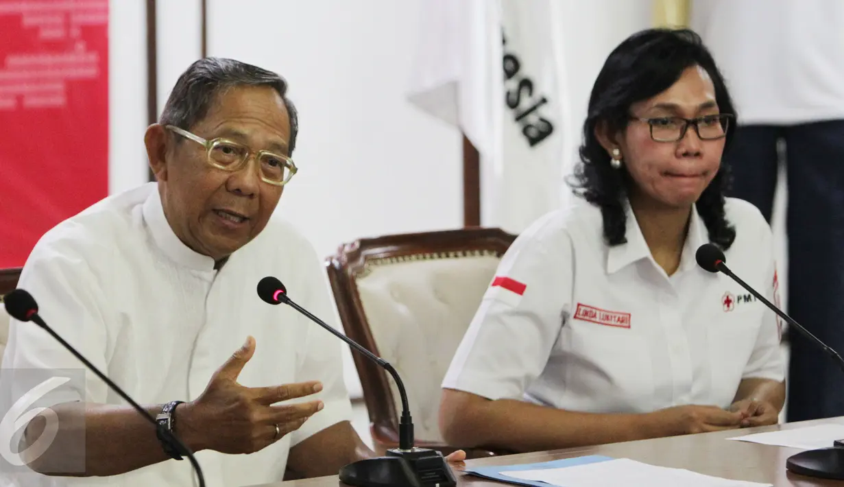 Ginandjar Kartasasmita memberi keterangan saat saat mengelar jumpa pers di Jakarta, Jumat (17/2). Pada tahun 2017 PMI menargetkan rancangan undang undang tersebut menjadi undang undang sah yang berlaku. (Liputan6.com/Angga Yuniar)