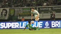 Penyerang PSIM Yogyakarta, Deri Corfe mendapatkan tekel keras dari gelandang Persebaya Surabaya, Toni Firmansyah dalam laga pekan pertama BRI Super League di Stadion Gelora Bung Tomo, Surabaya, Jawa Timur, Jumat (8/8/2025) malam. (Bola.com/Abdul Aziz)