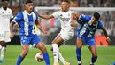 Penyerang Real Madrid, Kylian Mbappe (tengah) berebut bola dengan Alvaro Mourino dan Carlos Benavidez (Alaves) selama pertandingan sepak bola Liga Spanyol di stadion Santiago Bernabeu, Madrid, Selasa 24 September 2024 atau Rabu (25/9/2024) dini hari WIB. (JAVIER SORIANO/AFP)