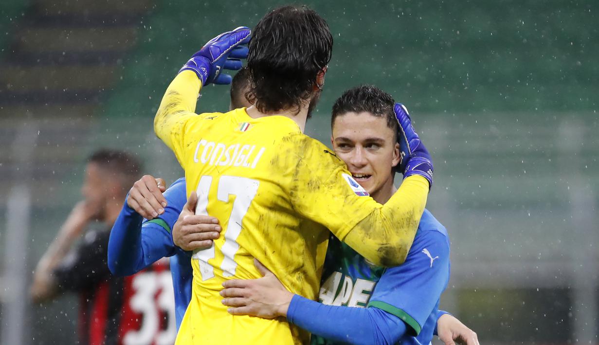 Striker Sassuolo, Giacomo Raspadori (kanan) merayakan kemenangan 2-1 atas AC Milan bersama rekan setim usai laga lanjutan Liga Italia 2020/2021 pekan ke-32 di San Siro Stadium, Milan, Rabu (21/4/2021). (AP/Antonio Calanni)