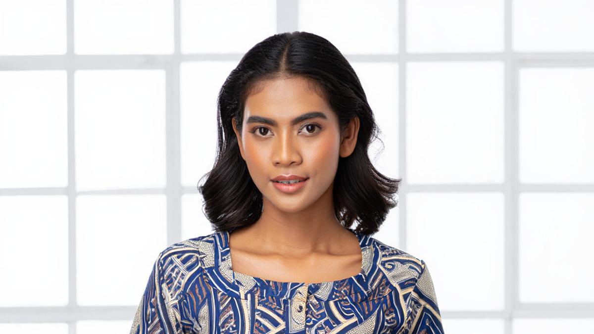 9 Model Batik Kantoran Modis Anti Kusut untuk Aktivitas di Tempat Kerja, Nyaman Dipakai