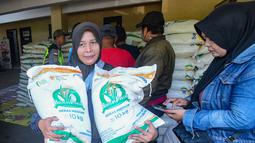Pemerintah melalui Perum Bulog kembali menyalurkan bantuan sosial (bansos) BPNT berupa beras kepada Penerima Bantuan Pangan (PBP) hingga akhir Juli 2025. (merdeka.com/Arie Basuki)