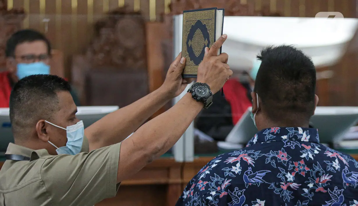 Saksi mengambil sumpah dalam sidang lanjutan kasus pembunuhan Brigadir N Yosua Hutabarat atau Brigadir J dengan terdakwa Ferdy Sambo dan Putri Candrawathi di Pengadilan Negeri Jakarta Selatan, Selasa (1/11/2022). Agenda sidang kasus pembunuhan Brigadir J hari ini adalah pemeriksaan saksi dari pihak keluarga Brigadir J. (Liputan6.com/Faizal Fanani)
