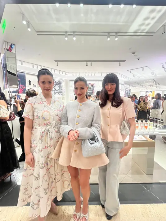 Anne Curtis, Velove Vexia, dan Mawar de Jongh hadir Dior Beauty Boutique opening party dengan gaya memikat serba pastel. Dalam balutan busana dari Dior ketiganya tampil menawan dan anggun khas rumah mode asal Prancis ini. / Foto dok: Fimela.