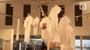 Sejumlah pakaian tergantung selama pameran seni rupa dalam acara Gebyar Ekraf di Bogor Creative Center, Kota Bogor, Minggu (11/12/2022). Gebyar Ekraf di berlangsung pada 10-11 Desember 2022. (Liputan6.com/Magang/Aida Nuralifa)