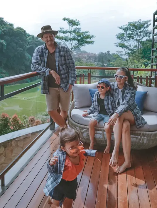 Kebahagiaan dua sejoli ini semakin lengkap sejak kehadiran Ryshaka Dharma Situmeang pada 2 September 2014. Kemudian, selang 4 tahun, lahirlah Sea Dedari Situmeang pada 22 September 2018. (Liputan6.com/IG/mrssharena)