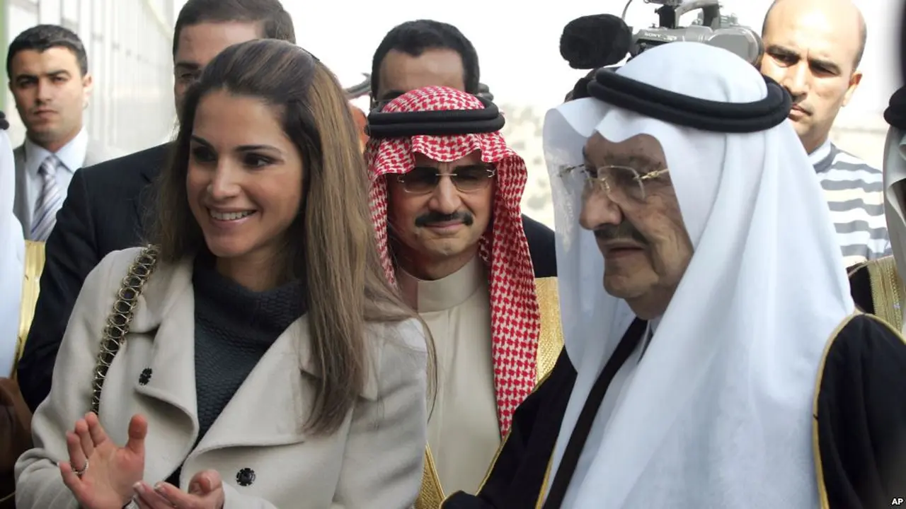 Pangeran Talal bin Abdel Aziz (kanan) dan Ratu Rania dari Yordania (kiri) menghadiri upacara pembukaan Arab Open University, cabang Yordania, di Amman, Yordania, Rabu 24 Februari 2010. (Arsip AP/Nader Daoud)