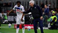 Pelatih Atalanta asal Italia, Gian Piero Gasperini (kanan), memberi instruksi kepada penyerang Atalanta asal Kolombia #07, Juan Cuadrado (kiri), di pinggir lapangan selama pertandingan Serie A Italia antara AC Milan dan Atalanta Bergamo di stadion San Siro di Milan,&nbsp;Senin dini hari WIB (21-4-2025). (Piero CRUCIATTI/AFP)