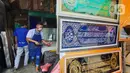 Pengrajin tengah mebuat bingkai untuk lukisan kaligrafi di Tangerang, Rabu (6/5/2020). Akibat Covid-19 yang tengah mewabah membuat para pengrajin tersebut terimbas akibat sepinya peminta lukisan kaligrafi pada bulan ramadan tahun ini. (Liputan6.com/Angga Yuniar)