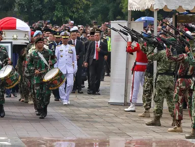 Prajurit TNI melepaskan tembakan ke udara saat prosesi pemakaman istri presiden ke-6 RI Susilo Bambang Yudhoyono (SBY), Ani Yudhoyono di TMP Kalibata, Jakarta, Minggu (2/6/2019). Ani Yudhoyono dimakamkan secara militer. (Liputan6.com/JohanTallo)