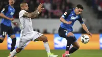 Pemain Hoffenheim, Nadiem Amiri (kanan) mengontrol bola saat dkejar pemain Bayern, Arturo Vidal pada lanjutan Bundesliga Jerman di Rhein-Neckar-Arena, Sinsheim, Selasa(4/4/2017). Hoffenheim menang 1-0. (Uwe Anspach/dpa via AP)