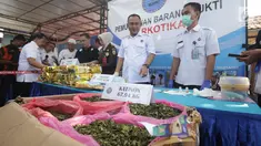 Kepala BNN Heru Winarko memperlihatkan barang bukti tindak pidana narkoba di Kantor BNN, Jakarta, Rabu (30/5). Barang bukti narkoba berupa sabu seberat 31.6 gram, ekstasi sebanyak 5.576 butir, dan katinon seberat 67.94 gram. (Merdeka.com/Imam Buhori)
