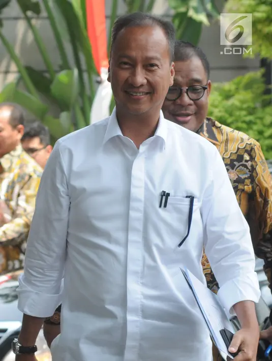 Menteri Sosial Agus Gumiwang Kartasasmita tiba mendatanggi Komisi Pemberantasan Korupsi (KPK) di Jakarta, Jumat (7/9). Kedatangan Agus Gumiwang untuk menemui pimpinan KPK konsultasi dana angaran di Kementerian Sosial. (Merdeka.com/Dwi Narwoko)